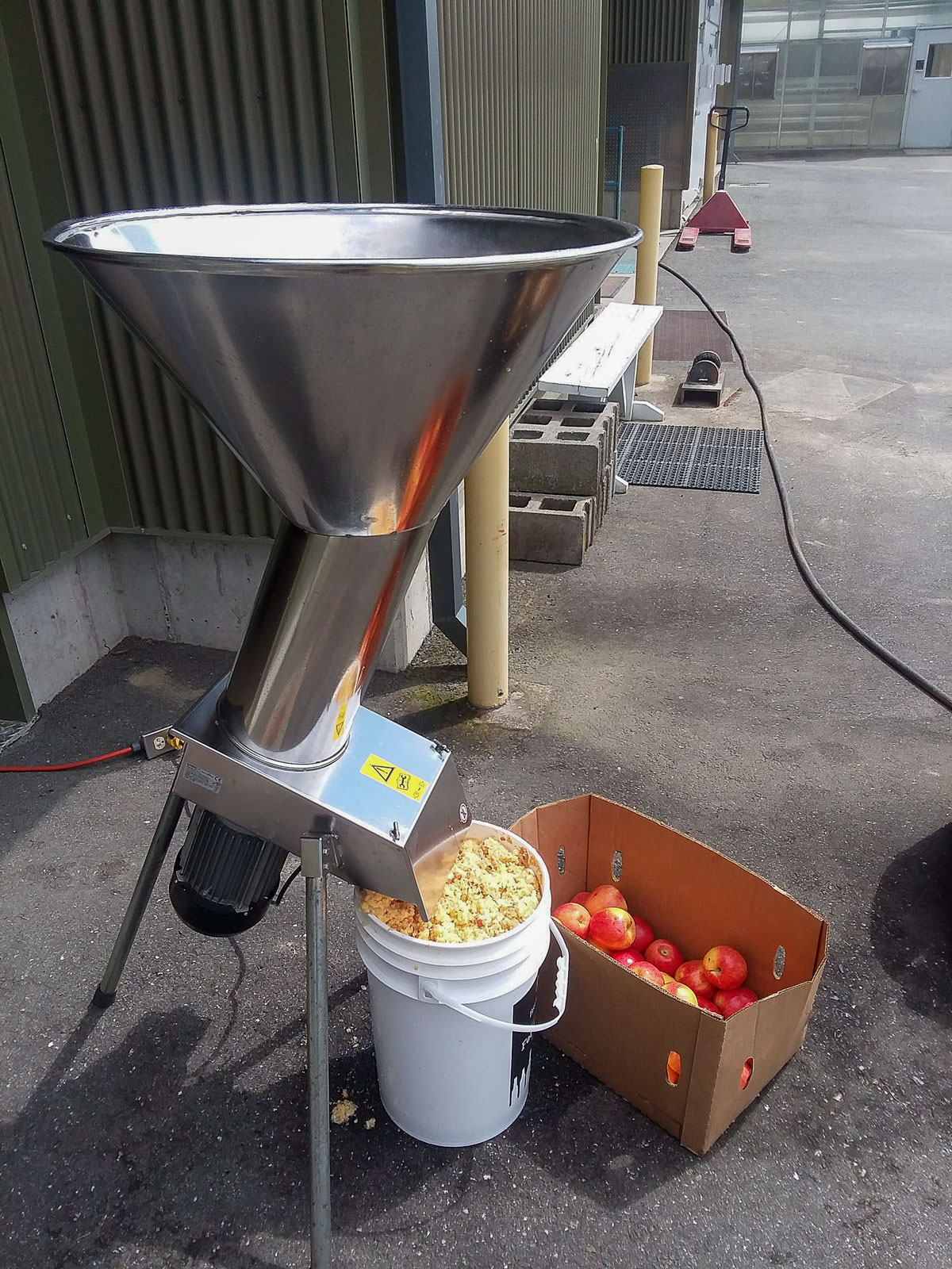 A fruit grinder processes apples at the Sensory Analysis of Fruit Wines and Ciders workshop (August 5, 2017).